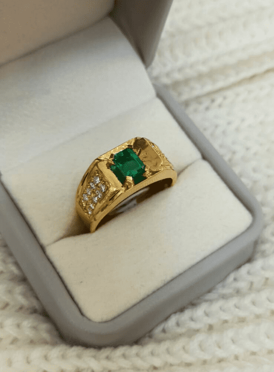 Anillo de oro con esmeralda y fashion diamantes